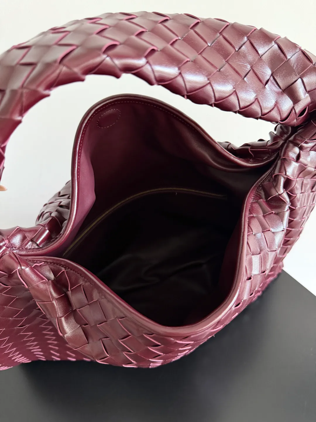 Batch 2160 Recently, I seem to be obsessed with this bag from BV~ The new Hop is really not too beautiful. The whole bag has no seams. The bag body and handles are made of one piece of leather. It embodies the style and essence of Bottega Veneta. It truly represents craftsmanship and creativity. The large size has a very loose and lazy upper body. Big bag lovers will definitely not regret buying it. Style number: 763970 Size: 53*24*13